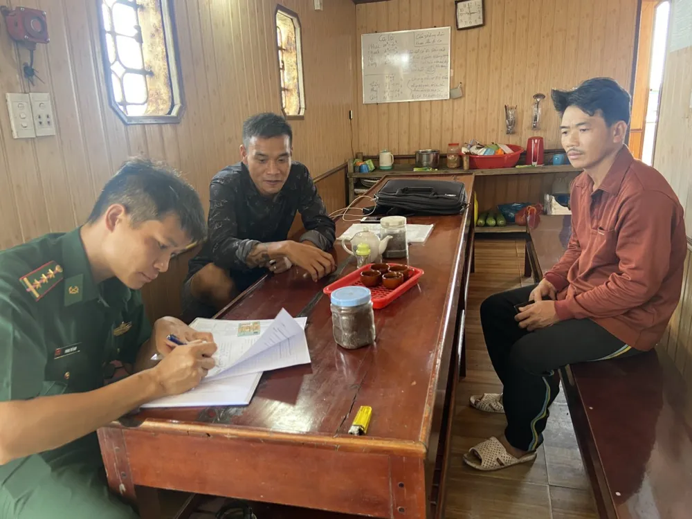 Các ngư dân tường trình vụ việc cho Đồn Biên phòng Cửa khẩu cảng Dung Quất