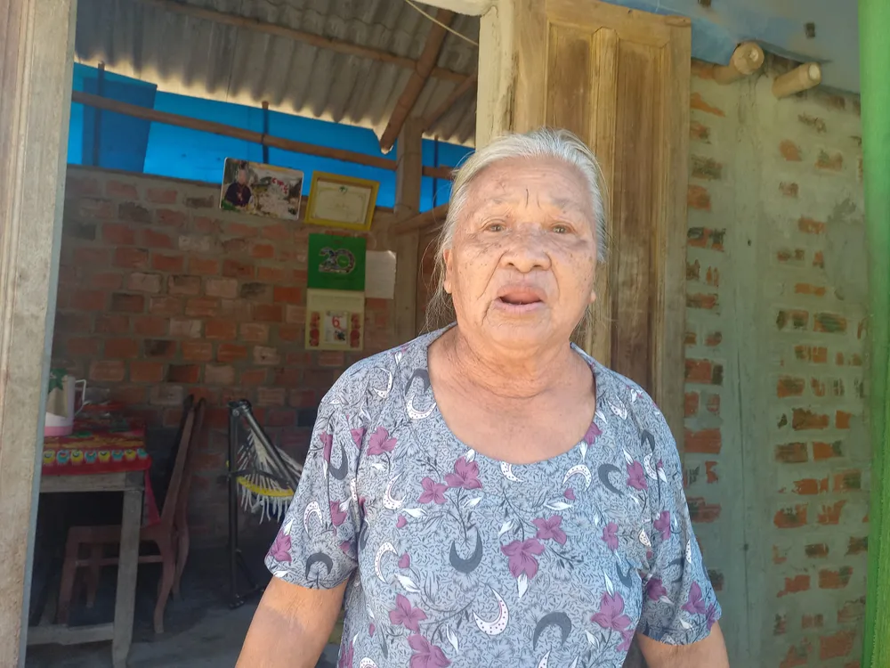 Bà Thuộc rất vui mừng khi có công trình kè chống sạt lở bờ sông Trà Bồng. Ảnh: NGUYỄN TRANG