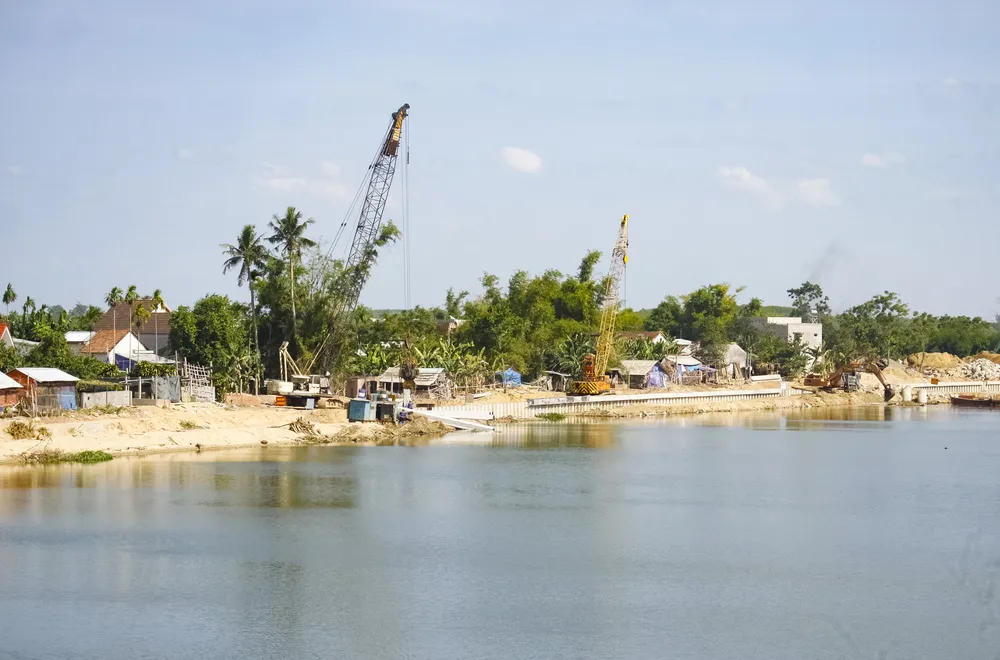 Công trình kè chống sạt lở bờ sông Trà Bồng. Ảnh: NGUYỄN TRANG