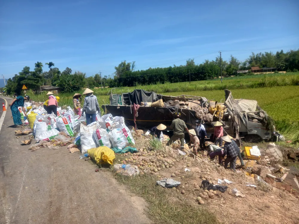 Ngay sau đó, thanh niên và người dân đến hỗ trợ