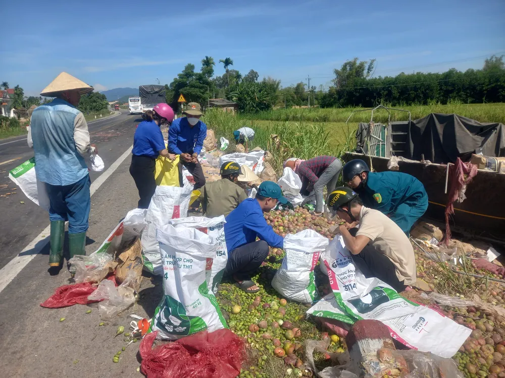 Thanh niên và người dân đến hỗ trợ thu gom