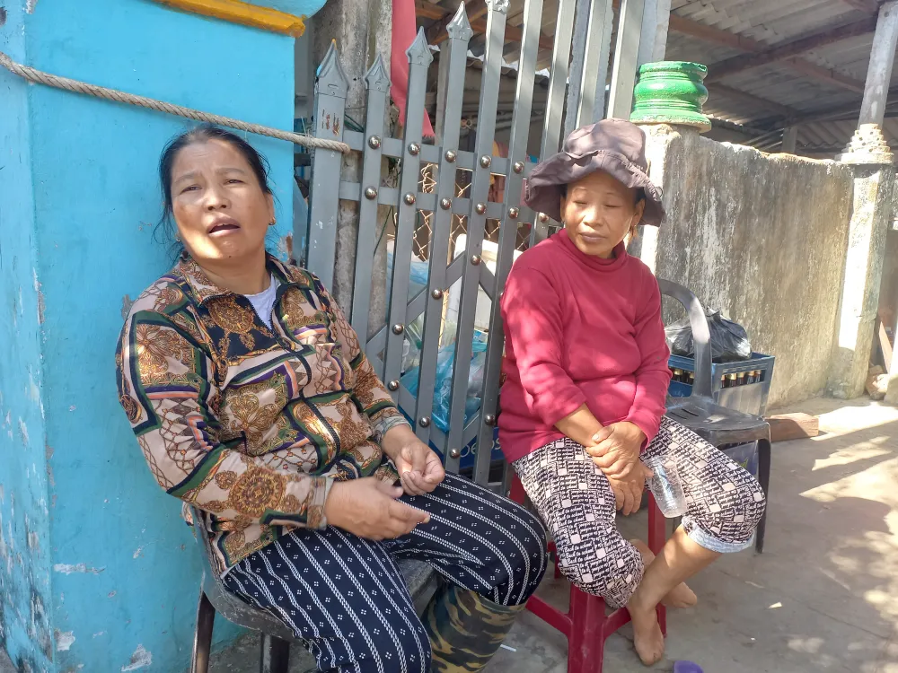 Người dân xóm Gò Tây mong mỏi đường đi hàng chục năm nay. Ảnh: NGUYỄN TRANG