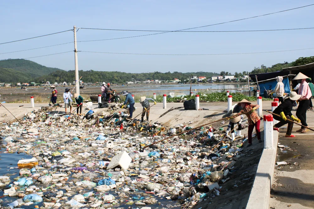 Người dân tham gia dọn dẹp rác thải