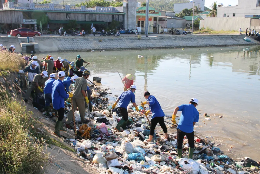 Lực lượng thanh niên tham gia dọn rác