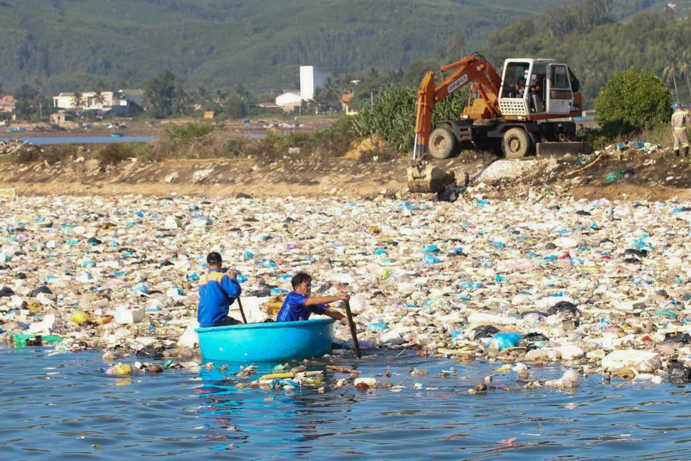 Người dân dùng thuyền thúng thu gom rác thải