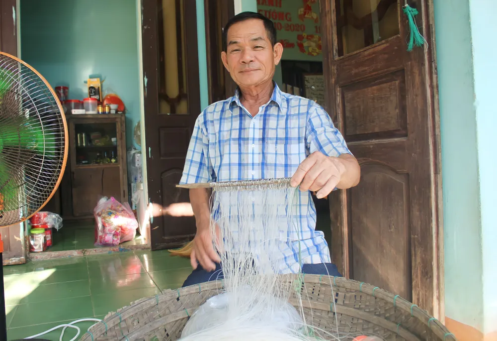 Ông Nguyễn Phước gắn bó cả đời với nghề câu sỏi. Ảnh: NGUYỄN TRANG Ông Nguyễn Phước gắn bó cả đời với nghề câu sỏi. Ảnh: NGUYỄN TRANG