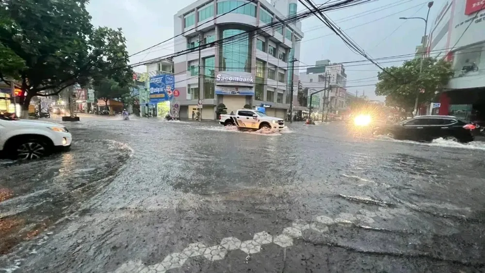 Xe ô tô gặp khó khăn khi di chuyển ở khu vực ngập nước Xe ô tô gặp khó khăn khi di chuyển ở khu vực ngập nước