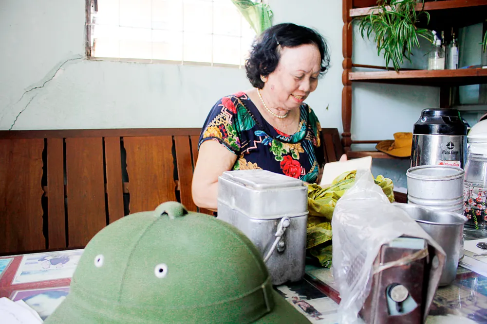 Cựu chiến binh Nguyễn Thị Thu Hiền giữ gìn những kỷ vật thời chiến, đây là tài sản vô giá cuộc đời bà. Ảnh: NGUYỄN TRANG