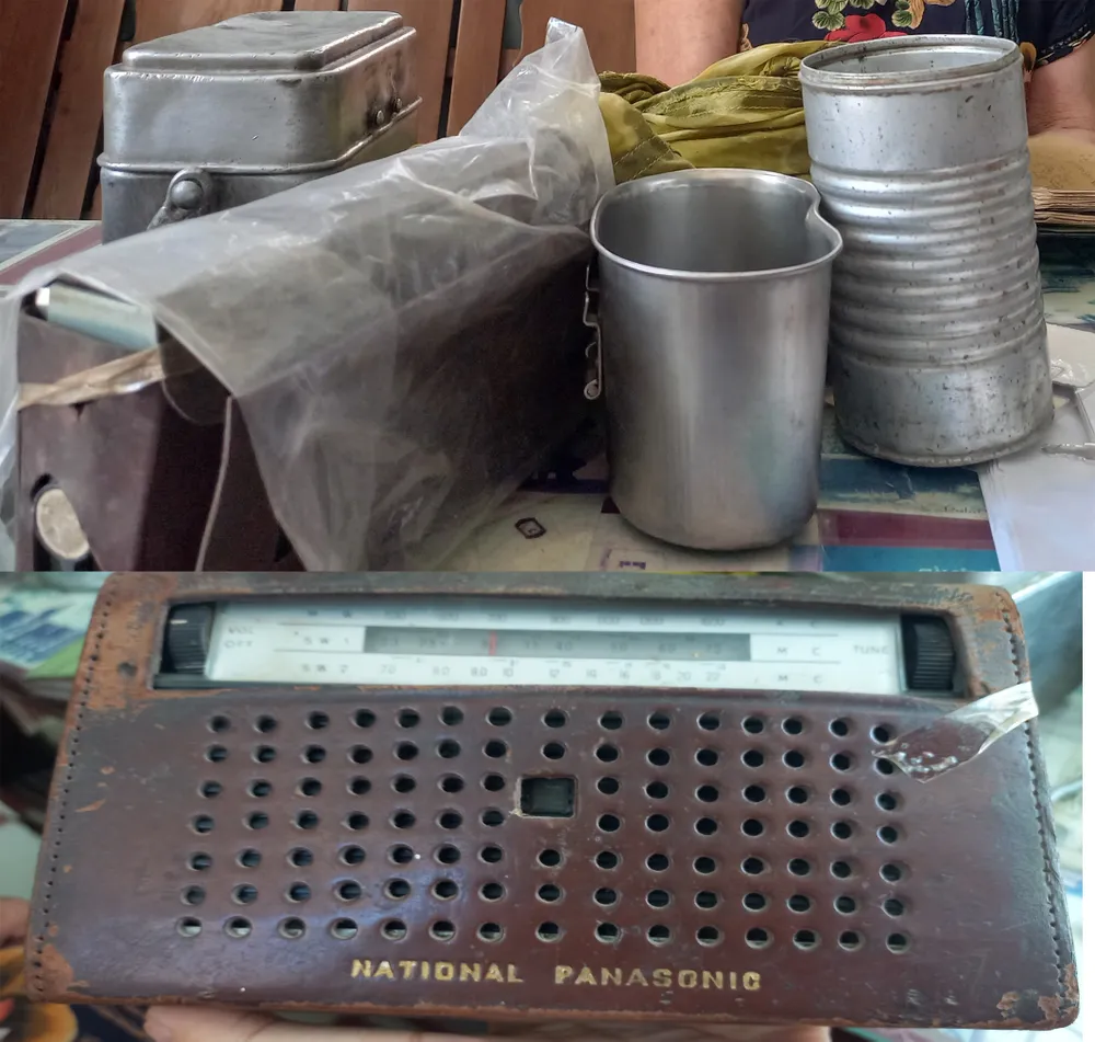 Chiếc radio và kỷ vật được bà Hiền giữ đến ngày nay. Ảnh: NGUYỄN TRANG