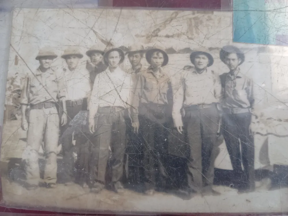 Tấm ảnh đội giải phóng Nghĩa Hành. Ảnh: NGUYỄN TRANG