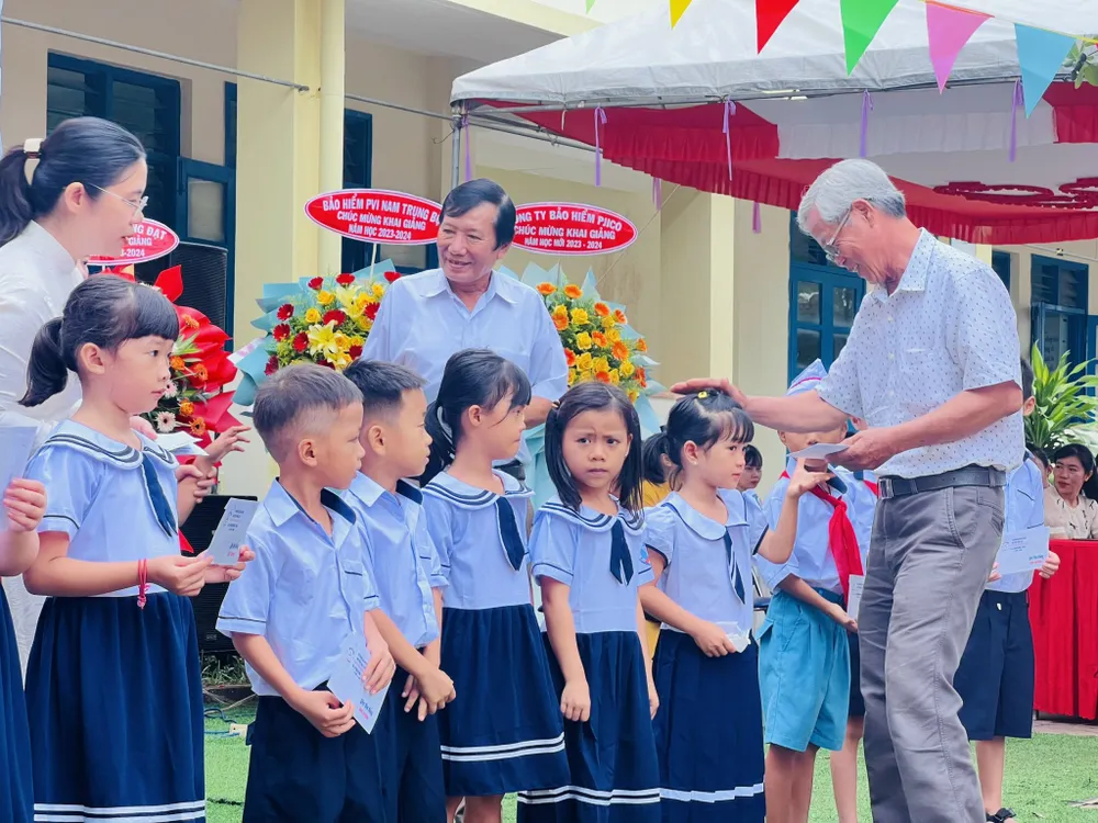 Các thầy cô Trường Tiểu học và THCS Bình Hòa mong các em luôn cố gắng học tập, trở thành con ngoan trò giỏi. Ảnh: NGUYỄN TRANG