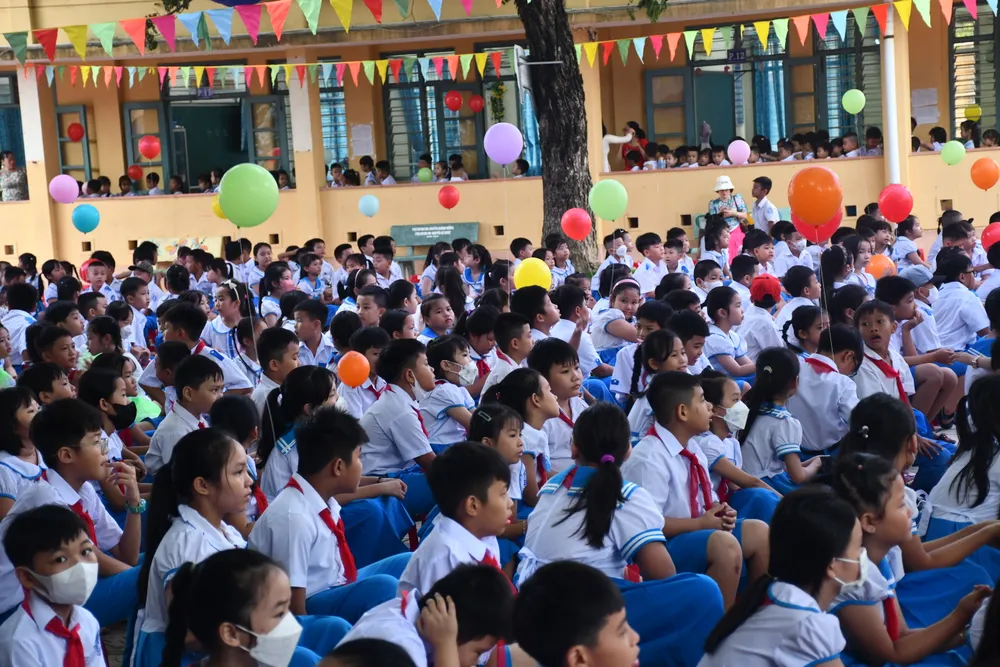 Học sinh đến tham dự lễ khai giảng đông đủ tại trường Tiểu học Quảng Phú 1