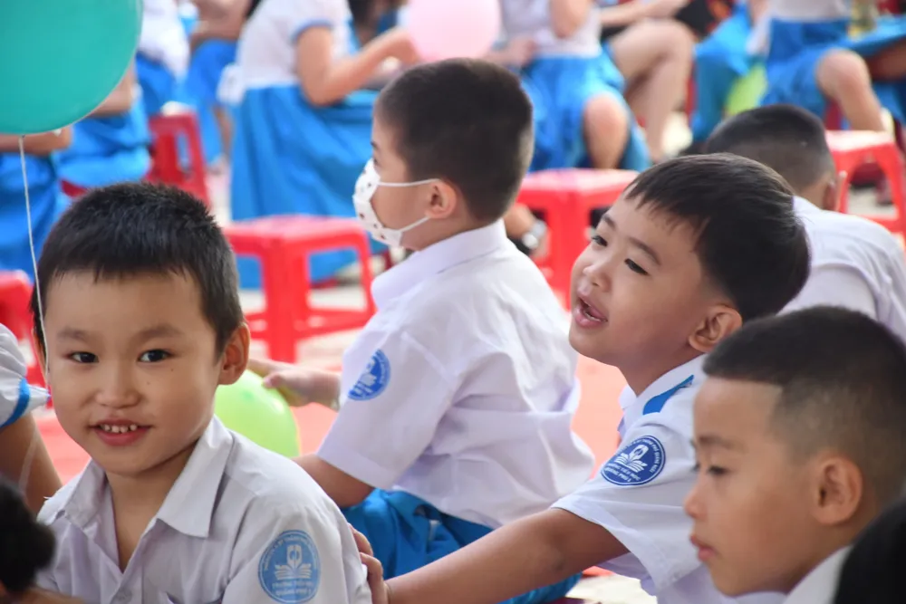 Các em Trường Tiểu học Quảng Phú 1, TP Quảng Ngãi vui đùa khi gặp các bạn mới