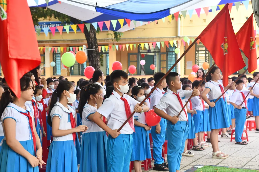 Học sinh thực hiện nghi lễ chào cờ trong lễ khai giảng tại Trường Tiểu học Quảng Phú 1, TP Quảng Ngãi