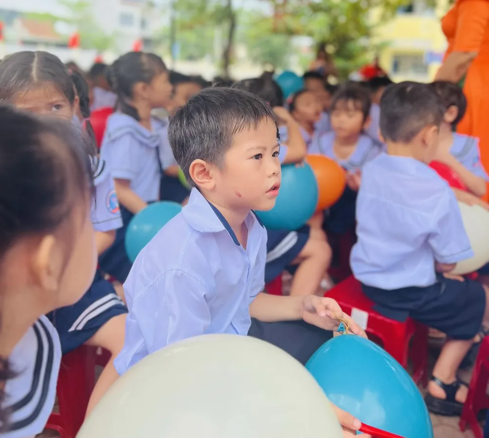 Các em học sinh háo hức bước vào năm học mới. Ảnh: NGUYỄN TRANG