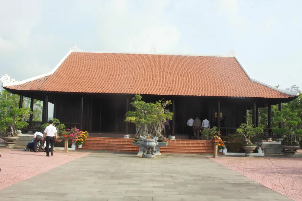 Nhà tưởng niệm, nơi thắp hương tưởng nhớ những 504 người dân trong vụ thảm sát Sơn Mỹ. Ảnh: NGUYỄN TRANG