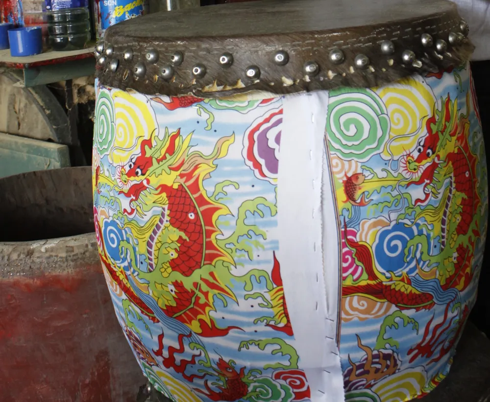 Đây là chiếc trống đang trong quá trình hoàn thiện. Ảnh: NGUYỄN TRANG Đây là chiếc trống đang trong quá trình hoàn thiện. Ảnh: NGUYỄN TRANG