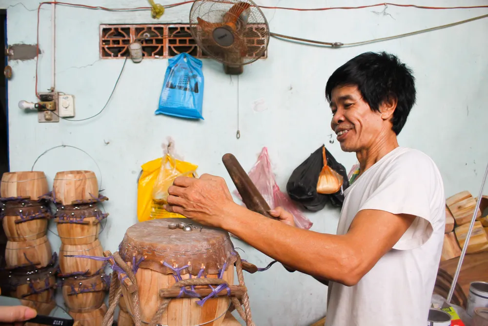 Ông Khánh từ tỉnh Hà Nam cũng vào giúp gia đình ông Thắng làm trống. Ảnh: NGUYỄN TRANG Ông Khánh từ tỉnh Hà Nam cũng vào giúp gia đình ông Thắng làm trống. Ảnh: NGUYỄN TRANG