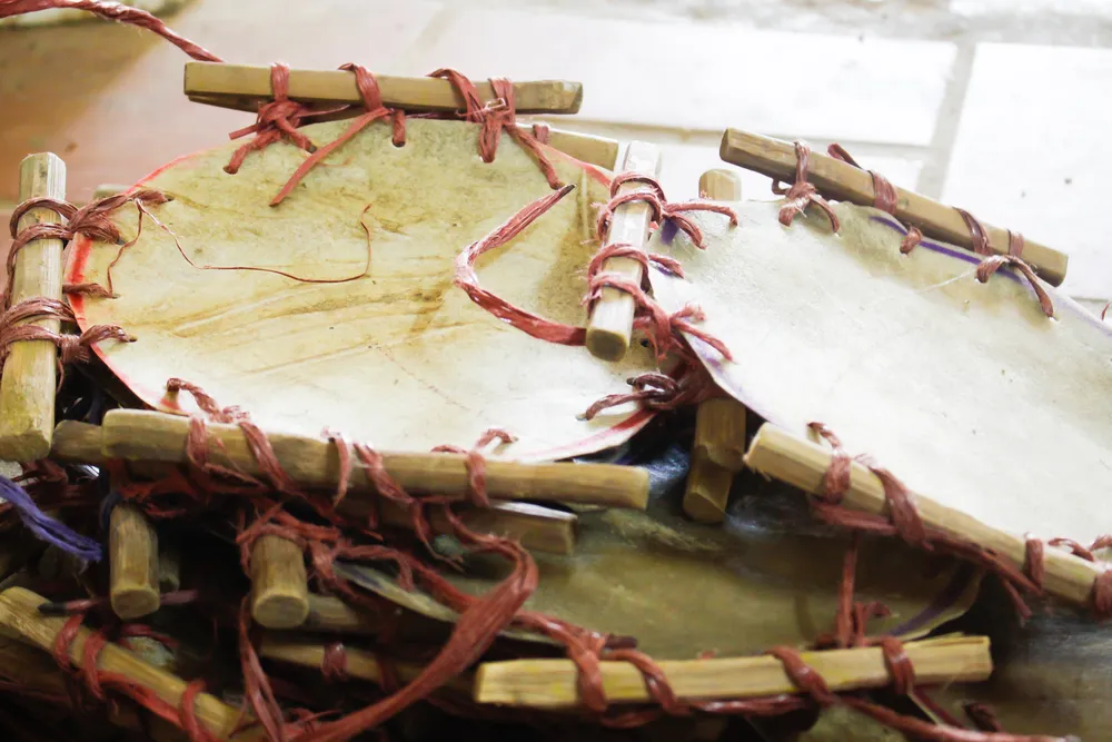 Từng mặt trống làm bằng da trâu được buộc lại. Ảnh: NGUYỄN TRANG Từng mặt trống làm bằng da trâu được buộc lại. Ảnh: NGUYỄN TRANG