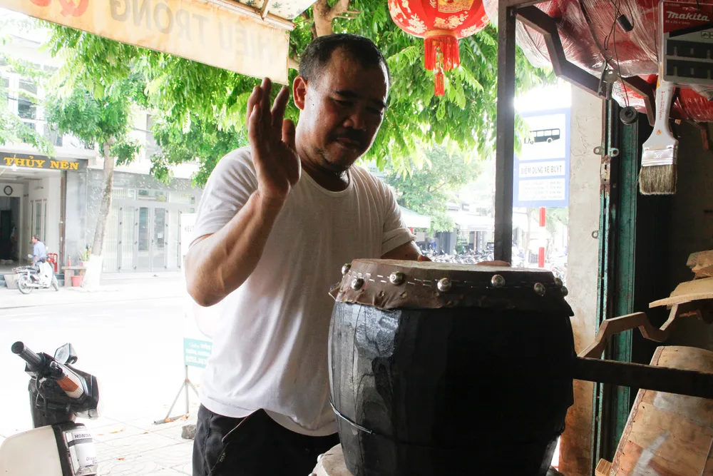 Người làng Đọi Tam dù đi đâu cũng mang theo nghề làm trống. Ảnh: NGUYỄN TRANG Người làng Đọi Tam dù đi đâu cũng mang theo nghề làm trống. Ảnh: NGUYỄN TRANG