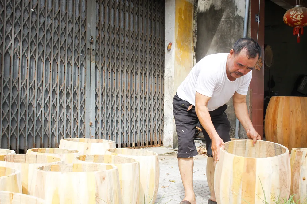 Dịp Tết Trung thu năm nay, ông Thắng làm khoảng 2.000 chiếc trống lớn, nhỏ. Ảnh: NGUYỄN TRANG Dịp Tết Trung thu năm nay, ông Thắng làm khoảng 2.000 chiếc trống lớn, nhỏ. Ảnh: NGUYỄN TRANG