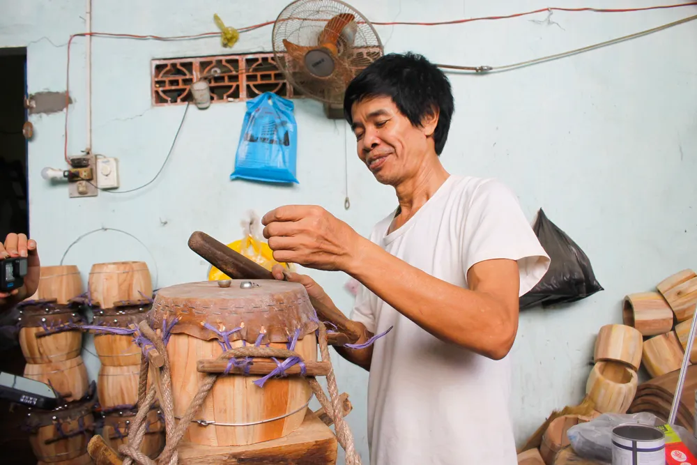 Ông Lê Thế Khánh (57 tuổi, xã Tiên Sơn, thị xã Duy Tiên, tỉnh Hà Nam) vào Quảng Ngãi để giúp gia đình ông Thắng làm trống trong dịp Tết Trung thu. Ảnh: NGUYỄN TRANG Ông Lê Thế Khánh (57 tuổi, xã Tiên Sơn, thị xã Duy Tiên, tỉnh Hà Nam) vào Quảng Ngãi để giúp gia đình ông Thắng làm trống trong dịp Tết Trung thu. Ảnh: NGUYỄN TRANG