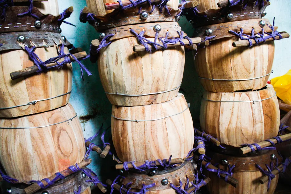 Rất nhiều chiếc trống nhỏ đang hoàn thiện để phục vụ thị trường. Ảnh: NGUYỄN TRANG Rất nhiều chiếc trống nhỏ đang hoàn thiện để phục vụ thị trường. Ảnh: NGUYỄN TRANG