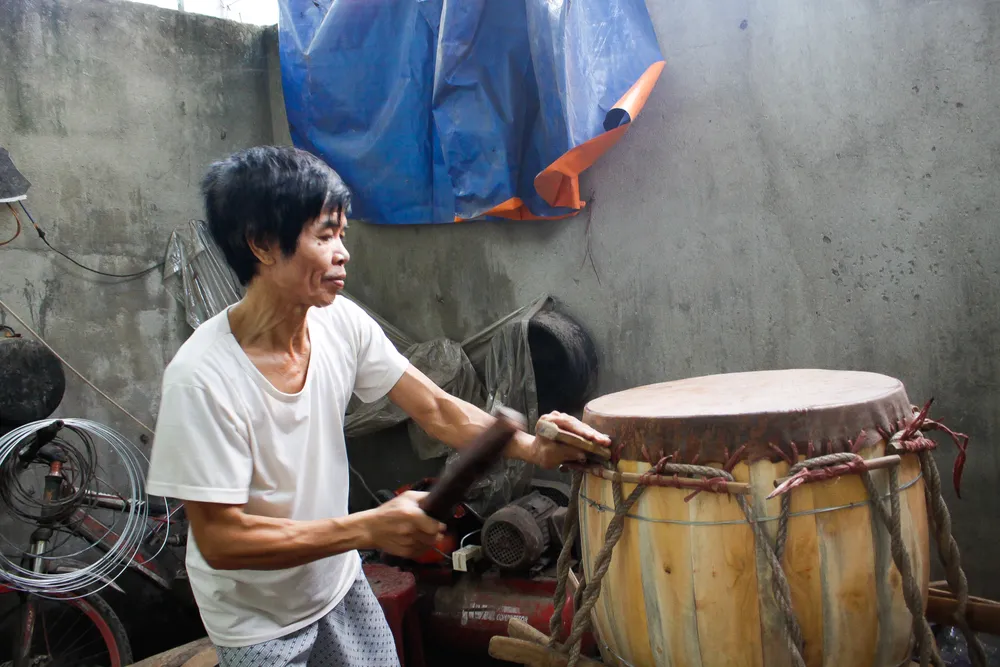 Một chiếc trống lớn đang được ông Khánh căng da trâu làm mặt trống. Ảnh: NGUYỄN TRANG Một chiếc trống lớn đang được ông Khánh căng da trâu làm mặt trống. Ảnh: NGUYỄN TRANG
