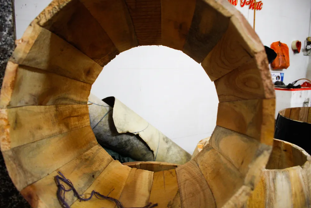 Lắp ghép các thanh gỗ lại với nhau. Ảnh: NGUYỄN TRANG Lắp ghép các thanh gỗ lại với nhau. Ảnh: NGUYỄN TRANG