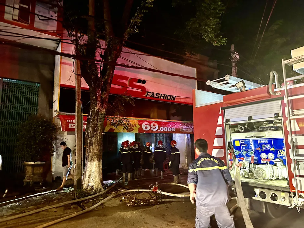 Lực lượng PCCC và CNCH lập tức đến dập tắt đám cháy Lực lượng PCCC và CNCH lập tức đến dập tắt đám cháy