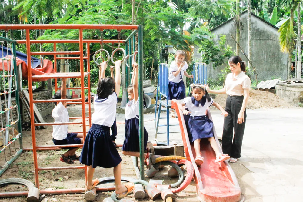 Nơi vui chơi duy nhất của học sinh xóm Đèo trước điểm trường. Ảnh: NGUYỄN TRANG