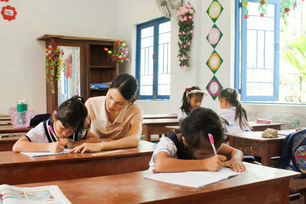 Học sinh điểm trường lẻ xóm Đèo tập viết chữ. Ảnh: NGUYỄN TRANG