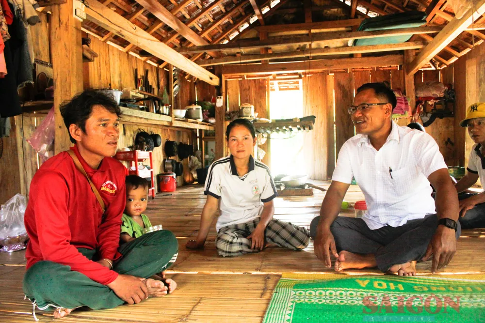 Anh Đinh Văn Trúc (bên phải) kể lại vụ sạt lở núi và mong người dân sớm ổn định cuộc sống. Ảnh: NGUYỄN TRANG