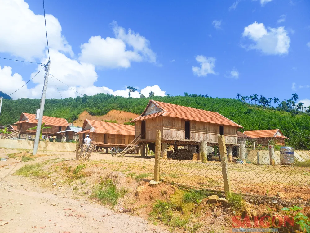 Những ngôi nhà mới ở khu tái định cư Mang Hin, thôn Mang He, xã Sơn Bua, huyện Sơn Tây, tỉnh Quảng Ngãi. Ảnh: NGUYỄN TRANG