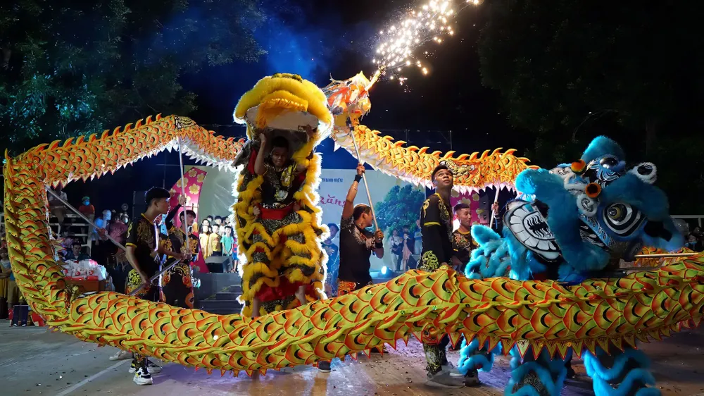 Đội lân đầy màu sắc rực rỡ. Ảnh: ANH KHOA Đội lân đầy màu sắc rực rỡ. Ảnh: ANH KHOA