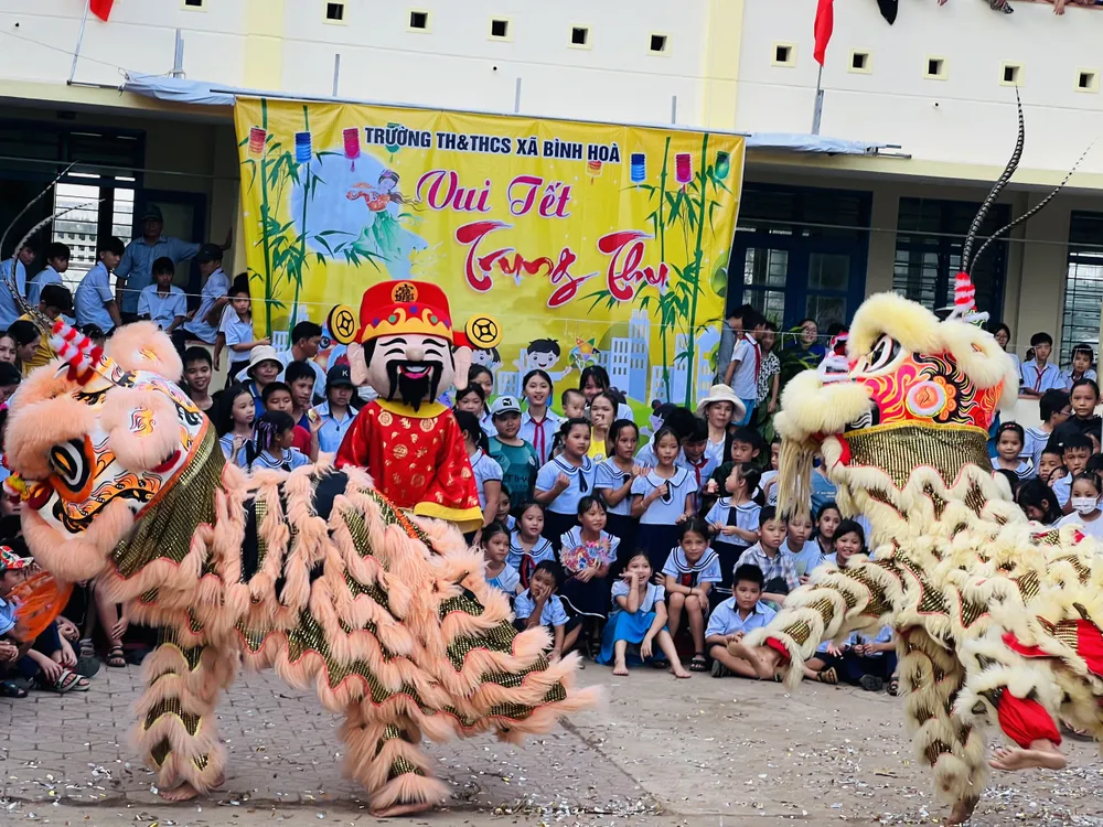 "Chú lân" với các màn múa rất dễ thương. Ảnh: NGUYỄN TRANG "Chú lân" với các màn múa rất dễ thương. Ảnh: NGUYỄN TRANG
