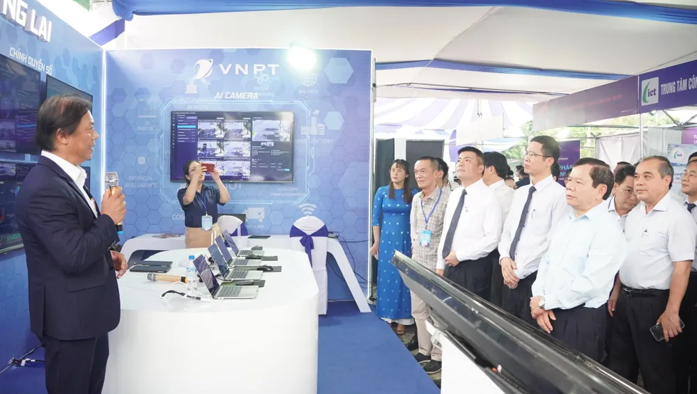 Các đại biểu tham quan sản phẩm công nghệ số, chuyển đổi số