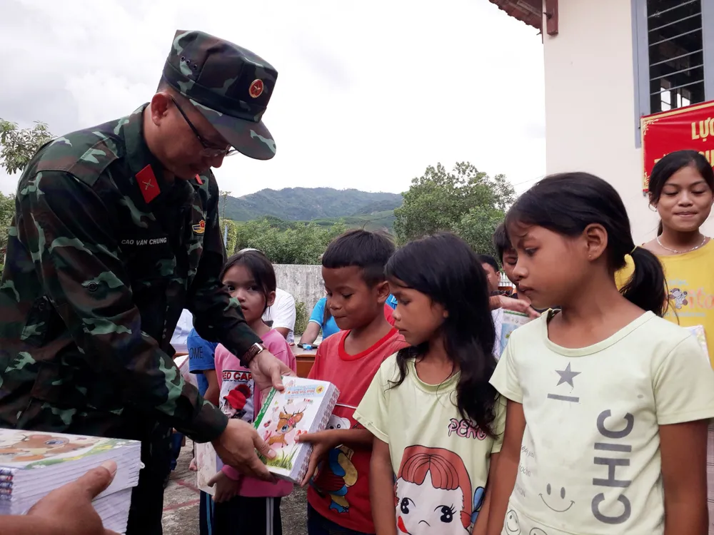Các em nhận vở mới đến trường. Ảnh: NGUYỄN TRANG Các em nhận vở mới đến trường. Ảnh: NGUYỄN TRANG