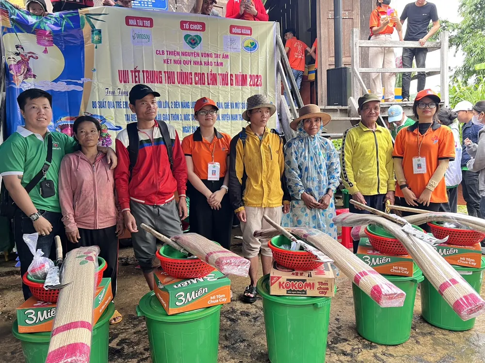 Các nhóm thiện nguyện tặng quà cho người dân vùng núi Các nhóm thiện nguyện tặng quà cho người dân vùng núi