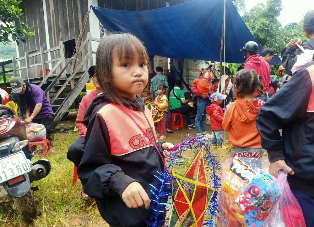 Các em nhỏ vùng núi tỉnh Quảng Ngãi thích thú với đèn ông sao Các em nhỏ vùng núi tỉnh Quảng Ngãi thích thú với đèn ông sao