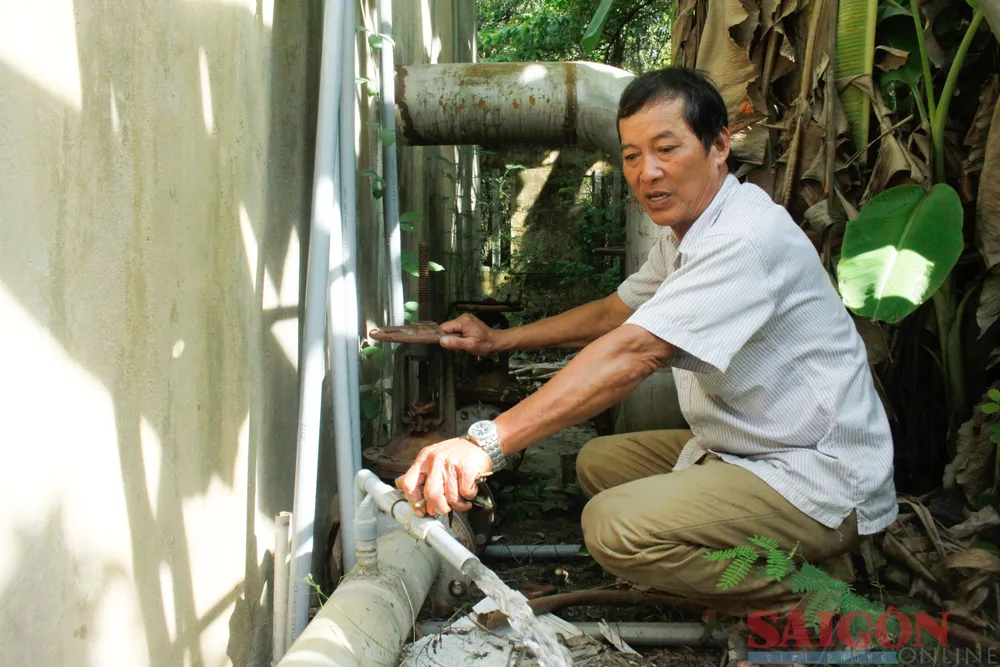 Đường ống, van nước... hư hỏng đều được ông Bảnh tự sửa chữa, khắc phục. Ảnh: NGUYỄN TRANG Đường ống, van nước... hư hỏng đều được ông Bảnh tự sửa chữa, khắc phục. Ảnh: NGUYỄN TRANG