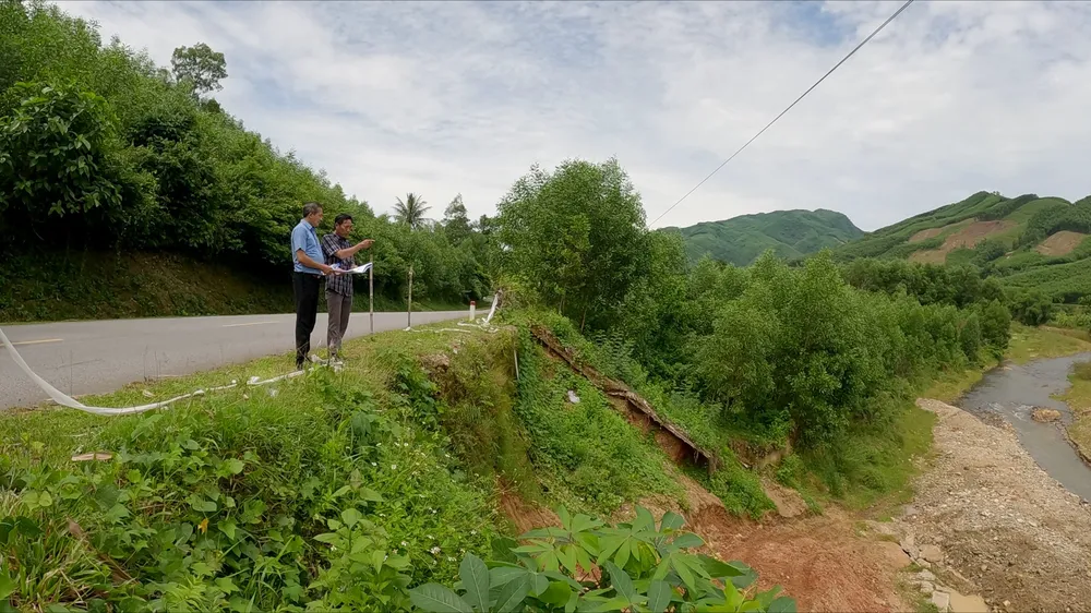 Đoạn qua xã Ba Dinh, huyện Ba Tơ, tỉnh Quảng Ngãi bị sạt lở nghiêm trọng