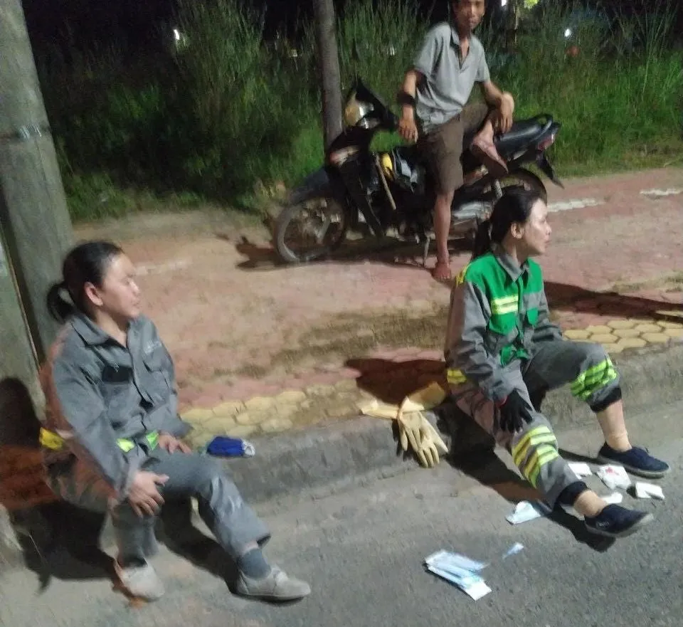 Hai công nhân vệ sinh môi trường bị bắn vào đùi và bắp chân Hai công nhân vệ sinh môi trường bị bắn vào đùi và bắp chân