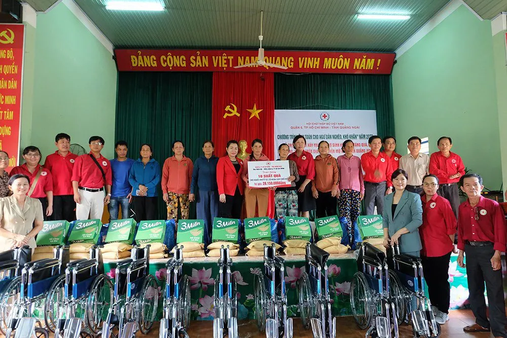 Trao tặng 10 xe lăn cho người già, khuyết tật. Ảnh: Hội Chữ thập đỏ tỉnh Quảng Ngãi