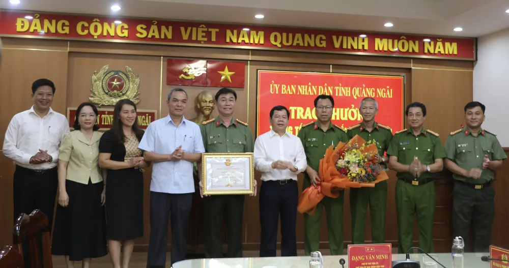 Chủ tịch UBND tỉnh Quảng Ngãi trao thưởng cho lực lượng tham gia phá án