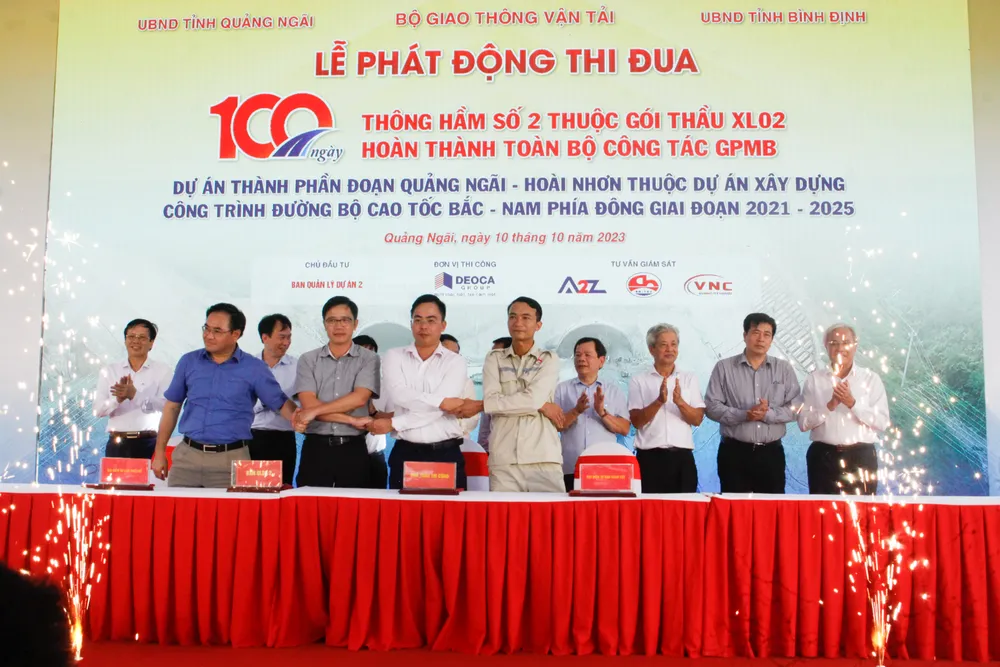 Ký cam kết thi đua giữa nhà thầu và chủ đầu tư. Ảnh: NGUYỄN TRANG