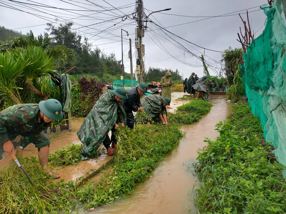 Cán bộ, chiến sĩ huyện đảo Lý Sơn (Quảng Ngãi) ra quân giúp dân ứng phó mưa lớn. Ảnh: NGUYỄN TRANG