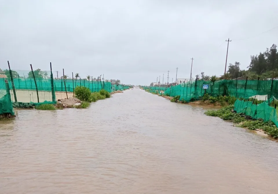 Khu vực xung quanh đồng ruộng trên huyện đảo Lý Sơn vào thời điểm mưa lớn ngày 15-10