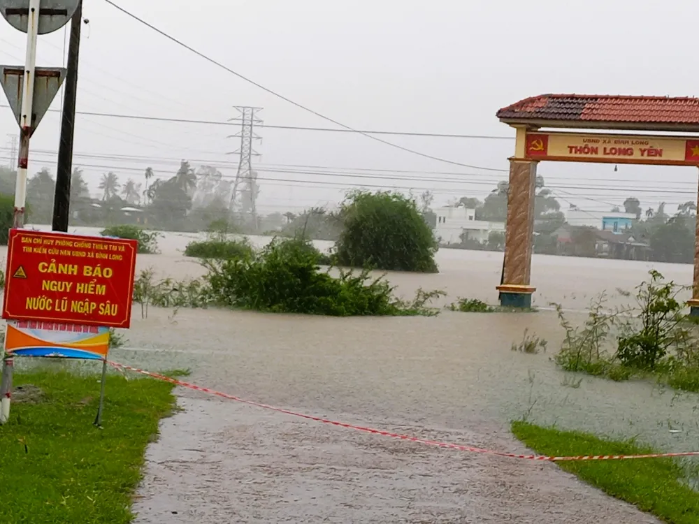 Thôn Long Yên, xã Bình Long đã ngập sâu trong nước. Ảnh: NGUYỄN TRANG