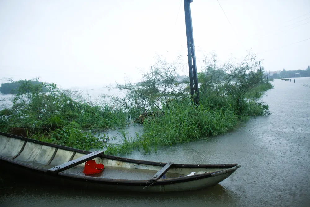 Người dân chuẩn bị ghe sẵn sàng di dời. Ảnh: NGUYỄN TRANG